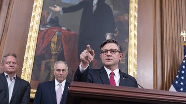 El presidente de la Cámara de Representantes de Estados Unidos, Mike Johnson, presenta a los reporteros una visión optimista respecto a la aprobación del gran proyecto de ley fiscal y de inmigración del presidente Donald Trump para el 4 de julio, en una conferencia de prensa en el Capitolio, Washington, el martes 24 de junio de 2025. (AP Foto/J. Scott Applewhite)