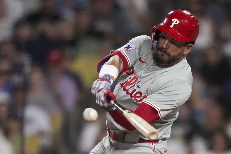 El bateador designado de los Filis de Filadelfia Kyle Schwarber batea un jonrón en la sexta entrada ante los Dodgers de Los Ángeles el miércoles 7 de agosto del 2024. (AP Foto/Eric Thayer)