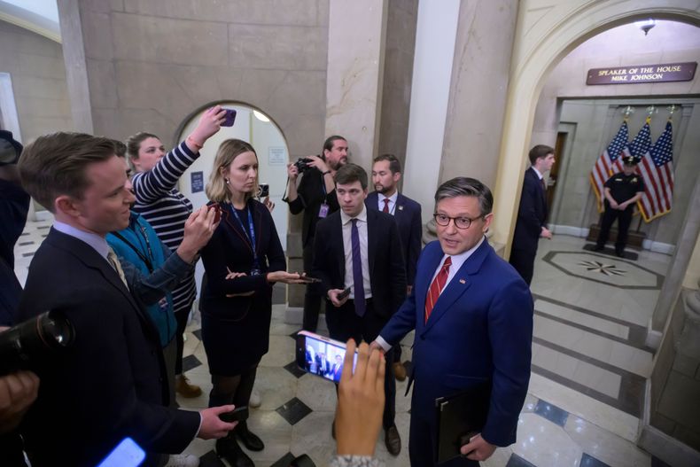 El presidente de la Cámara de Representantes, Mike Johnson, republicano de Luisiana, habla con reporteros delante de su oficina en el Capitolio de Estados Unidos, el miércoles 12 de noviembre de 2025 en Washington. (AP Foto/Rod Lamkey, Jr.)