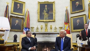 El presidente estadounidense Donald Trump y el primer ministro japonés Shigeru Ishiba dialogan en la Casa Blanca, el 7 de febrero de 2025, en Washington. (AP foto/Alex Brandon)