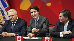 El primer ministro de Ontario, Doug Ford (izquierda), y el ministro de Asuntos Intergubernamentales, Dominic Leblanc (derecha), observan al primer ministro canadiense Justin Trudeau durante una conferencia de prensa, en Ottawa, Canadá, el miércoles 15 de enero de 2025. (Sean Kilpatrick/The Canadian Press vía AP)