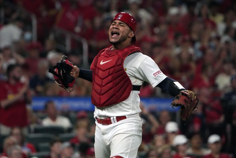 El venezolano Willson Contreras, cátcher de los Cardenales de San Luis, festeja luego de un out que puso fin al séptimo inning del duelo ante los Rojos de Cincinnati, el viernes 9i de junio de 2023 (AP Foto/Jeff Roberson)
