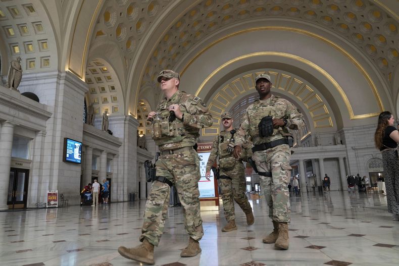 Integrantes de la Guardia Nacional de Luisiana patrullan Union Station, el sábado 30 de agosto de 2025, en Washington. (AP Foto/José Luis Magaña)