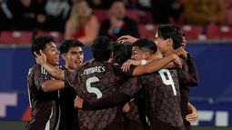 Los jugadores de México celebran el gol de Diego Ochoa para el empate 2-2 contra Brasil en el Mundial Sub20, el domingo 28 de septiembre de 2025, en Santiago, Chile. (AP Foto/Matías Delacroix)
