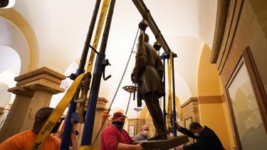 Retiran estatua de Robert E. Lee en el Capitolio de EEUU