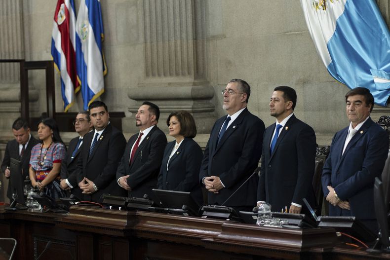 El presidente guatemalteco, Bernardo Arévalo, tercero por la derecha, escucha el himno nacional antes de dar el informe por su primer año al Congreso en Ciudad de Guatemala, el martes 14 de enero de 2025. (AP Foto/Emmanuel Andrés)