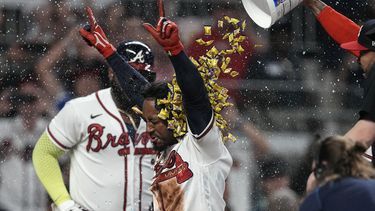 Ozzie Albies, de los Bravos de Atlanta, festeja luego de batear el jonrón del triunfo frente a los Mets de Nueva York, el jueves 8 de junio de 2023 (AP Foto/John Bazemore)