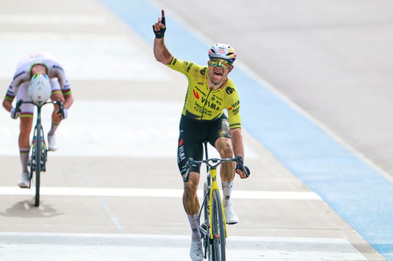 El belga Wout van Aert supera en la meta al esloveno Tadej Pogacar para ganar la carrera ciclista París- Roubaix, el domingo 12 de abril de 2026. (AP Foto/Jean-Francois Badias)