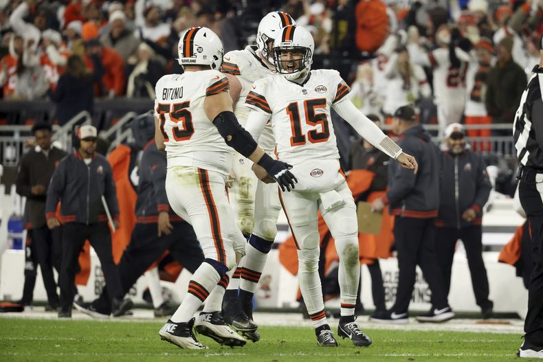 El quarterback de los Browns de Cleveland Joe Flacco (15) celebra con el guardia Joel Bitonio (75) luego de lanzar un pase de touchdown durante el juego de la NFL ante los Jets de Nueva York, el jueves 28 de diciembre de 2023, en Cleveland. (AP Foto/Kirk Irwin)