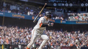 Joc Pederson de los Gigantes de San Francisco pega un sencillo para la victoria en la 11ma entrada del encuentro ante los Medias Rojas de Boston el domingo 30 de julio del 2023. (AP Foto/John Hefti)