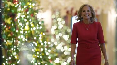 La primera dama Jill Biden llega a un evento en la Sala Este de la Casa Blanca, en Washington, el lunes 2 de diciembre de 2024. (AP Foto/Susan Walsh)