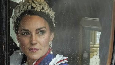 ARCHIVO - Catalina, princesa de Gales, sale de la Abadía de Westminster después de la ceremonia de coronación en Londres el 6 de mayo de 2023. El escándalo por una fotografía manipulada de Catalina con sus hijos es u nuevo capítulo de la complicada relación de la familia real británica con los medios de comunicación. (Foto AP/Alessandra Tarantino, archivo)