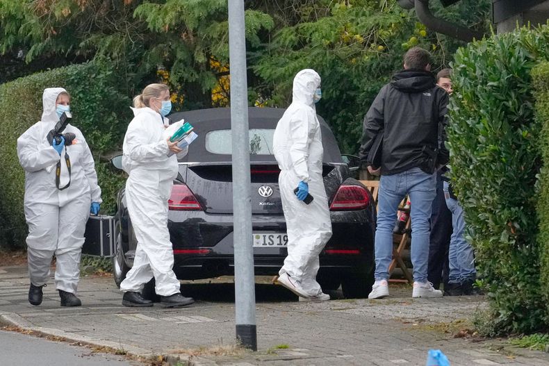 Investigadores forenses en la escena del crimen, en una calle de Herdecke, Alemania, el martes 7 de octubre de 2025, después de que la alcaldesa recién electa de esa ciudad, Iris Stalzer, fuera hallada gravemente herida en su apartamento. (AP Foto/Martin Meissner)