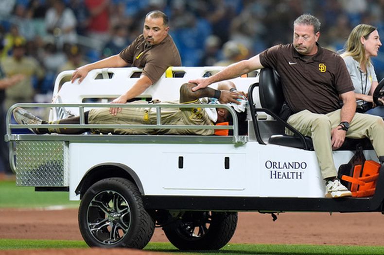 El jardinero de los Padres de San Diego Luis Rengifo es auxiliado para salir del campo tras lesionarse en la séptima entrada ante los Rays de Tampa Bay el sábado 29 de agosto del 2026. (AP Foto/Chris OMeara)