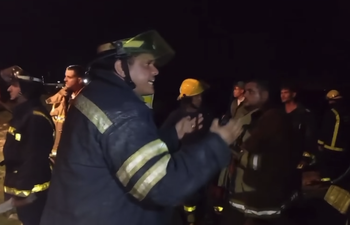 Video muestra un militar castrista obligando a los bomberos a inmolarse en Matanzas