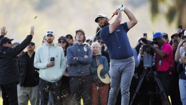 Rahm limita errores y lidera en Riviera; Woods firma un 67