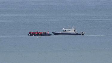 ARCHIVO - Una lancha que se cree lleva migrantes es escoltada por un barco de la Gendarmería Nacional francesa en el Canal de la Mancha, cerca de la playa de Wimereux, Francia, el miércoles 4 de septiembre de 2024. (AP Foto/Nicolas Garriga, Archivo)