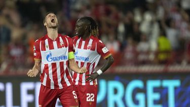 Uros Spajic (izquierda) y Dalcio Gomes de Estrella Roja de Belgrado celebran la victoria ante Bodo Glimt en los playoffs de la Liga de Campeones, el miércoles 28 de agosto de 2024. (AP Foto/Darko Vojinovic)
