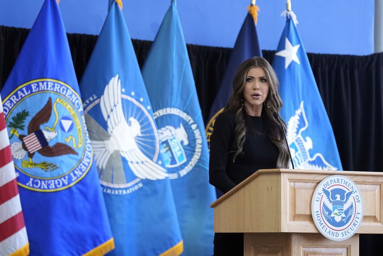 La secretaria de Seguridad Nacional Kristi Noem se dirige a los empleados del Departamento de Seguridad Nacional, el martes 28 de enero de 2025, en Washington. (AP Foto/Manuel Balce Ceneta)