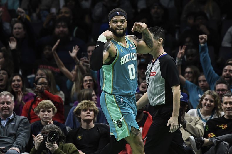 Miles Bridges, alero de los Hornets de Charlotte, festeja en el encuentro ante los Nets de Brooklyn, el sábado 9 de marzo de 2024 (AP Foto/Matt Kelley)
