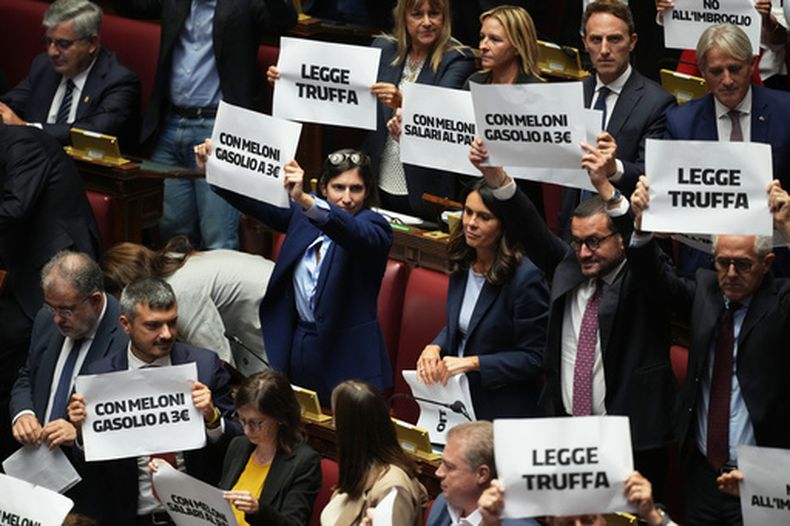 Parlamentarios protestan contra la reforma electoral en la Cámara de Diputados italiana, en Roma, el 8 de octubre del 2026. (AP foto/Andrew Medichini)