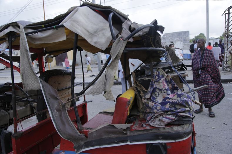 Un tuktuk destrozado, visto en el exterior del hotel Pearl Beach en Mogadiscio, Somalia, el 10 de junio de 2023. (AP Foto/Farah Abdi Warsameh)