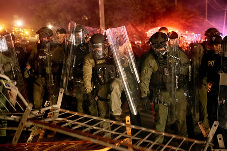 Policías derriban una barricada durante un enfrentamiento con manifestantes cerca del centro de detención Delaney Hall, durante una protesta contra el traslado de detenidos y las políticas federales de inmigración, el sábado 30 de mayo de 2026, en Newark, Nueva Jersey. (AP Foto/Andres Kudacki)