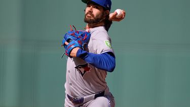 El lanzador abridor de los Azulejos de Toronto, Dylan Cease, realiza un pitcheo durante la primera entrada de un partido de béisbol contra los Medias Rojas de Boston, el sábado 25 de julio de 2026, en Boston. (Foto AP/Charles Krupa)