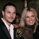 ARCHIVO - Britney Spears, a la derecha, y su esposo Kevin Federline llegan a una fiesta posterior a los Grammy en Beverly Hills, California, el 8 de febrero de 2006. (Foto AP/Danny Moloshok, archivo)