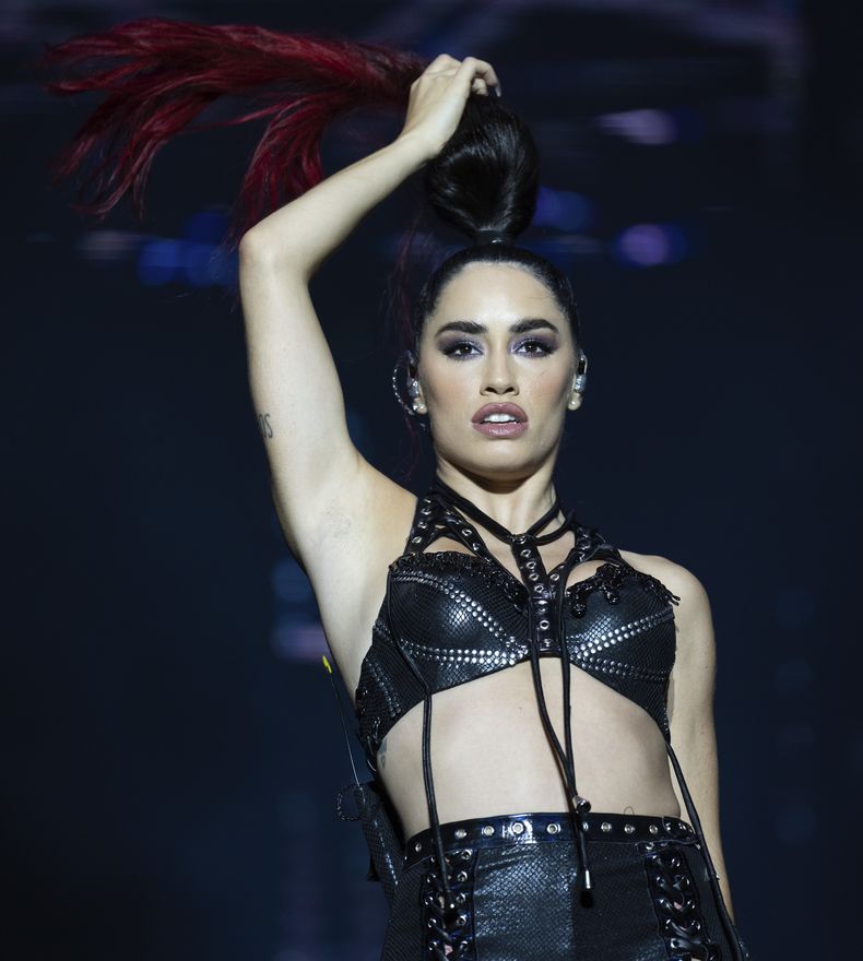 ARCHIVO - La cantante argentina Lali Espósito durante su presentación en el festival Here we are para celebrar el mes de las mujeres en Montevideo, Uruguay, el domingo 19 de marzo de 2023. Lali se ha convertido en blanco de los dardos del presidente Javier Milei, quien la ha criticado por supuestamente beneficiarse del Estado. (Foto AP/Matilde Campodonico)