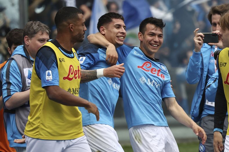 Mathias Olivera celebra tras anotar el gol del Napoli para el empate 1-1 ante Salernitana en el partido por la Serie A italiana en el estadio Diego Armando Maradona en Nápoles, el domingo 30 de abril de 2023. (Alessandro Garofalo/LaPresse vía AP)