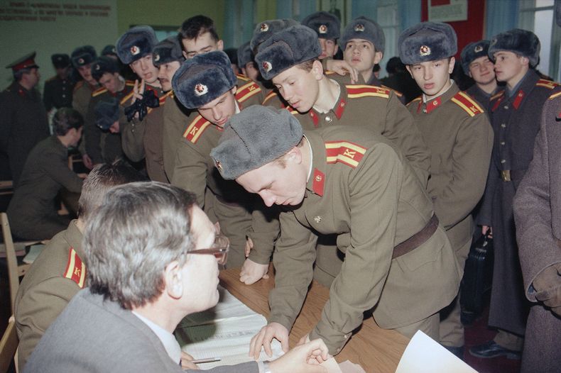 Cadetes del ejército soviético se registran para votar en las primeras elecciones populares a la presidencia en Kiev, el 1 de diciembre de 1991. (AP Foto/Liu Heung Shing, Archivo)