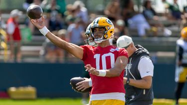El quarterback de los Packers de Green Bay, Jordan Love (10), participa en ejercicios durante el campamento de entrenamiento del equipo de fútbol americano, el domingo 2 de agosto de 2026, en Green Bay, Wisconsin. (Foto AP/Mike Roemer)