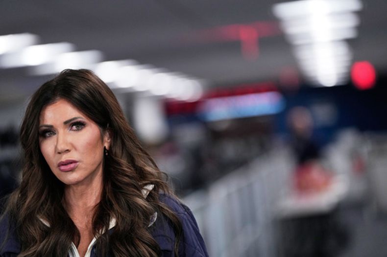 La secretaria de Seguridad Nacional de EEUU, Kristi Noem, habla durante una rueda de prensa en la sede de la Agencia Federal para el Manejo de Emergencias (FEMA), el 24 de enero de 2026, en Washington. (Foto AP/Julia Demaree Nikhinson)