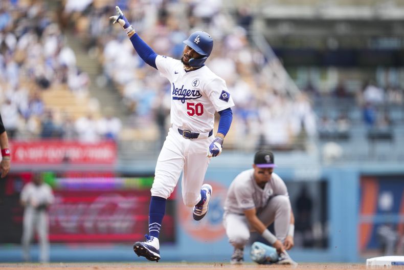 Mookie Betts (50), de los Dodgers de Los Ángeles, recorre las bases después de batear un cuadrangular durante la primera entrada del juego de béisbol en contra de los Rockies de Colorado, el domingo 2 de junio de 2024. (AP Foto/Ashley Landis)