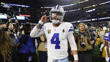 El quarterback Dak Prescott de los Cowboys de Dallas al final del partido de la ronda de comodines de la NFL contra los Packers de Green Bay, el domingo 14 de enero de 2024, en Arlington, Texas. Los Packers ganaron 48-32. (AP Foto/Michael Ainsworth)