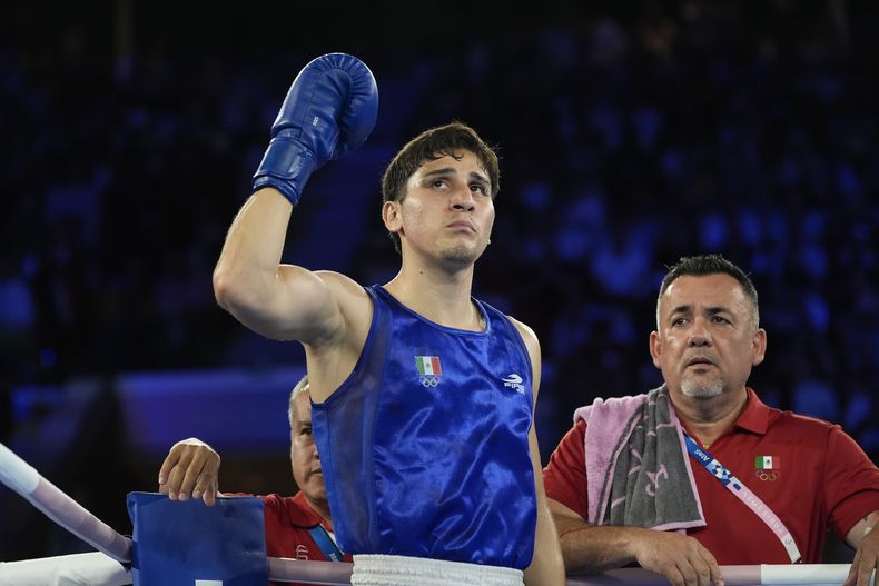 El mexicano Marco Verde se dispone a enfrentar al uzbeko Asadkhuja Muydinkhujaev en el boxeo olímpico, división de los 71 kilogramos, por el oro, el viernes 9 de agosto de 2024, en París (AP foto/Ariana Cubillos)