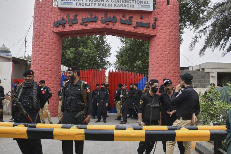 Policías y soldados montan guardia ante la prisión de distrito de Malir, donde más de 100 reos escaparon durante la noche, en Karachi, Pakistán, el martes 3 de junio de 2025. (AP Foto/Ali Raza)