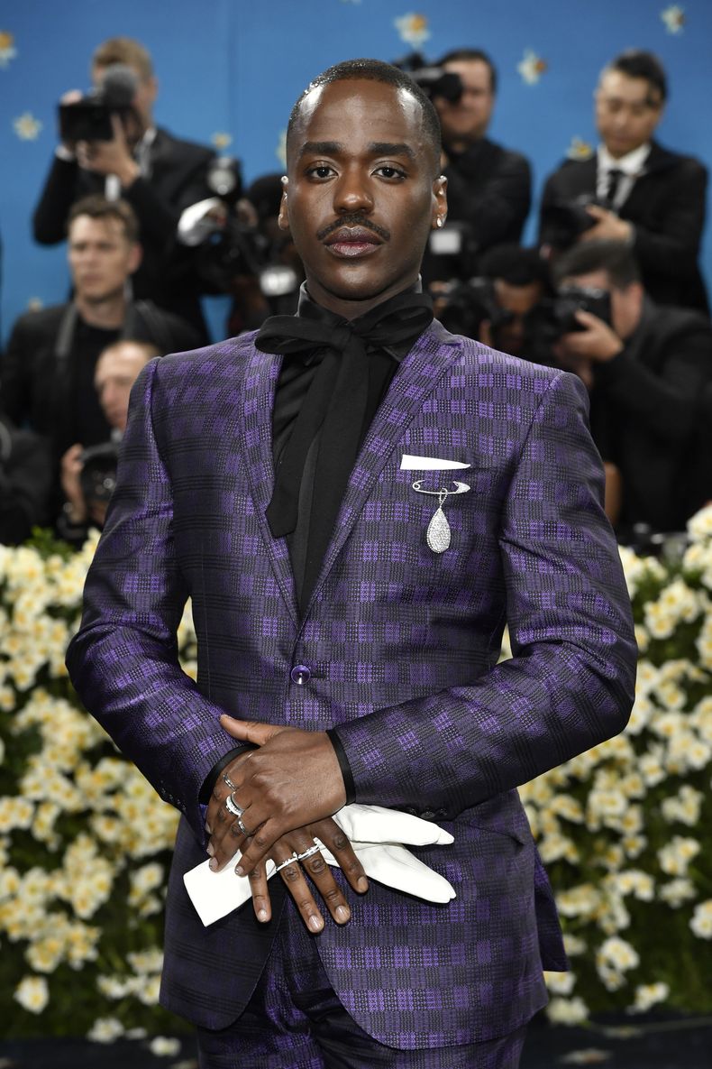 Ncuti Gatwa asiste a la gala benéfica del Instituto del Vestido del Museo Metropolitano de Arte que celebra la inauguración de la exposición Superfine: Tailoring Black Style el lunes 5 de mayo de 2025, en Nueva York. (Foto Evan Agostini/Invision/AP)
