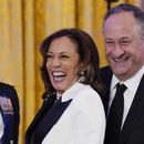 La vicepresidenta estadounidense Kamala Harris con su esposo Doug Emhoff en la Casa Blanca en Washington el 11 de febrero del 2023. (Foto AP/Manuel Balce Ceneta)
