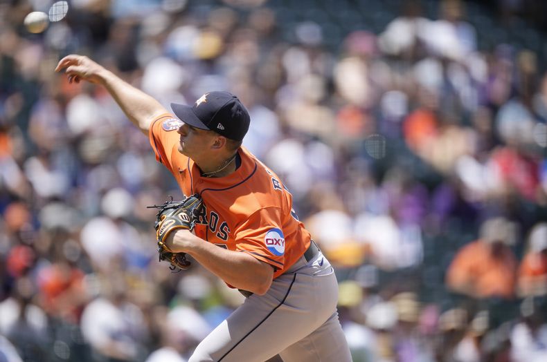El abridor de los Astros de Houston, Brandon Bielak, trabaja durante la primera entrada del juego de béisbol el miércoles 19 de julio de 2023, En Denver. (AP Foto/David Zalubowski)