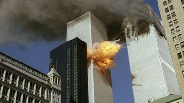 ARCHIVO - En esta foto de archivo del 11 de septiembre de 2001, el vuelo 175 de United Airlines choca contra la torre sur del World Trade Center en Nueva York mientras sale humo de la torre norte. (AP Foto/Chao Soi Cheong, archivo)