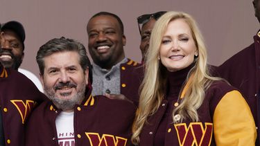 ARCHIVO - Foto del 2 de febrero del 2023, Dan y Tanya Snyder, dueños de los Commanders de Washington posan para un foto durante la presentación del nuevo nombre del equipo. El viernes 23 de junio del 2023, se da a conocer que los dueños se reunirán el 20 de julio para discutir la ventaja del equipo. (AP Foto/Patrick Semansky, Archivo)
