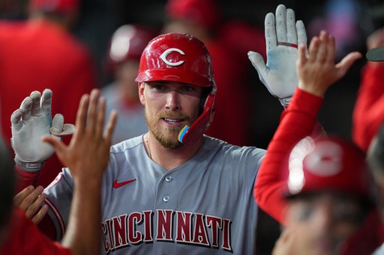 Tyler Stephenson, de los Rojos de Cincinnati, festeja en la cueva luego de conseguir un jonrón de dos carreras en el duelo ante los Rangers de Texas, el viernes 3 de abril de 2026 (AP Foto/Julio Cortez)