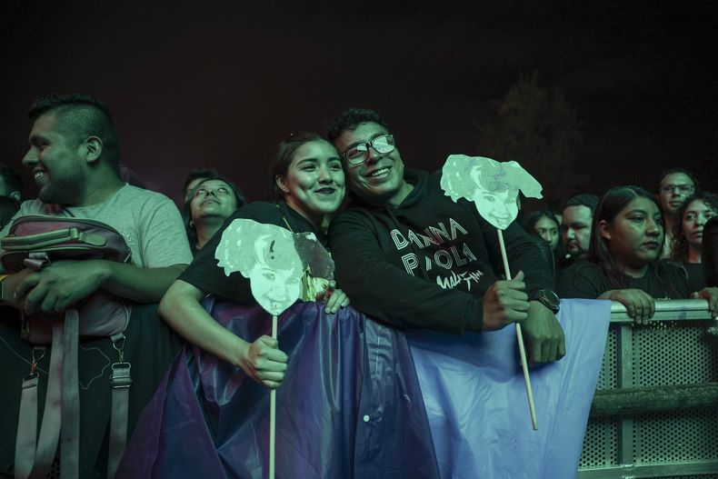 Fans esperan a la cantante mexicana Danna Paola en el festival HERA HSBC en la Ciudad de México el sábado 24 de agosto de 2024. (Foto AP/Aurea Del Rosario)