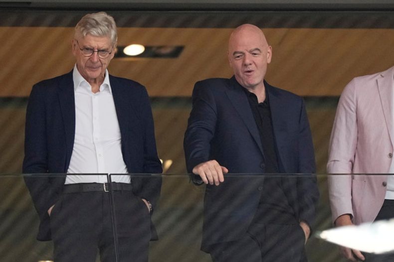 ARCHIVO - El presidente de la FIFA Gianni Infantino (derecha) y Arsene Wenger presencian el partido Suecia-Inglaterra por los cuartos de final de la Eurocopa femenina 2025, en Zúrich, el 17 de julio de 2025. (AP Foto/Martin Meissner)