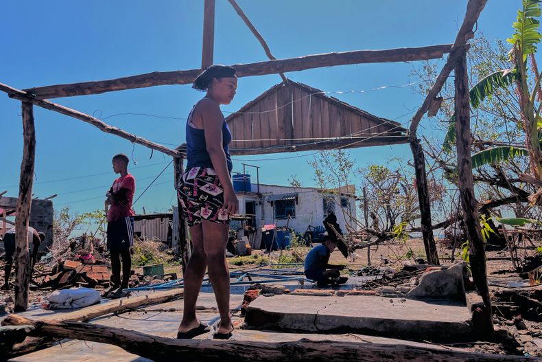 Elizandra Sorrilla posa para una foto entre las ruinas de su vivienda, destruida por el huracán Melissa, en El Aserradero, Cuba, el domingo 16 de noviembre de 2025. (AP Foto/Milexsy Duran)