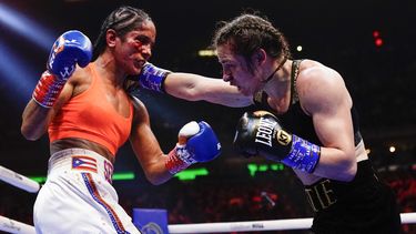 Taylor supera a Serrano en hito del boxeo de mujeres
