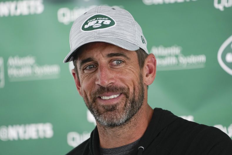 Aaron Rodgers, quarterback de los Jets de Nueva York, habla con la prensa luego de una práctica, el jueves 20 de julio de 2023 (AP Foto/Seth Wenig)