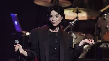 ARCHIVO - St. Vincent se presenta en el séptimo concierto anual de Love Rocks NYC el 9 de marzo de 2023 en Nueva York. (Foto Charles Sykes/Invision/AP, archivo)